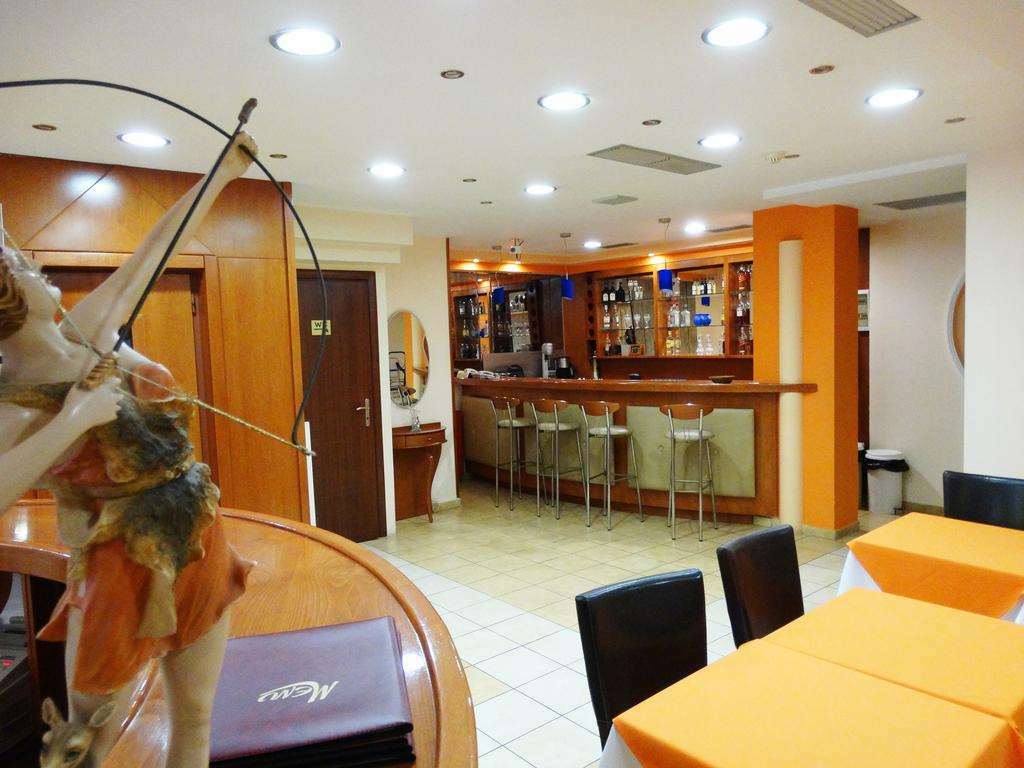 Faros II Hotel Piraeus Restaurant photo